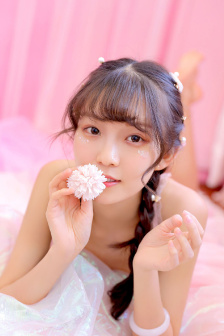 美女扒开粉嫩尿口的桶爽